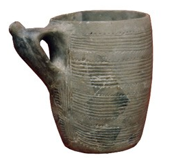 Ejemplo de pieza cerámica neolítica con pico vertedero