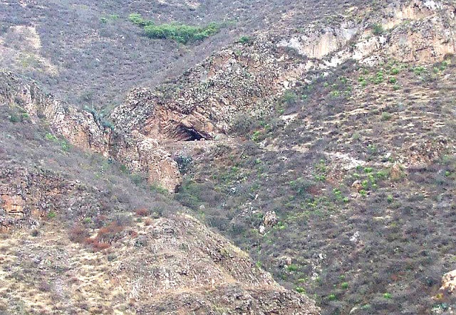 Vista desde lejos del yacimiento de la Cueva del Guitarrero