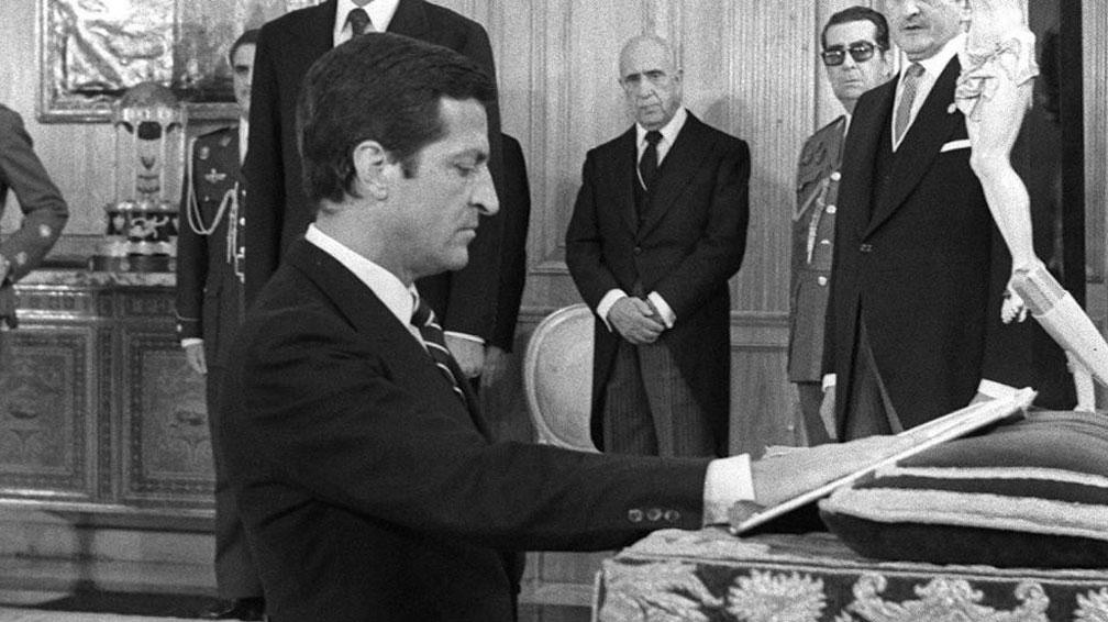 El presidente Suárez jurando el cargo de presidente del gobierno