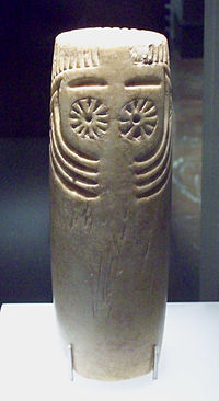 Representación simbólica oculada y con cejas típica del calcolítico peninsular de Los Millares