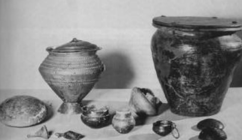 Algunas urnas halladas donde se depositaban los restos funerarios en la edad del Bronce final