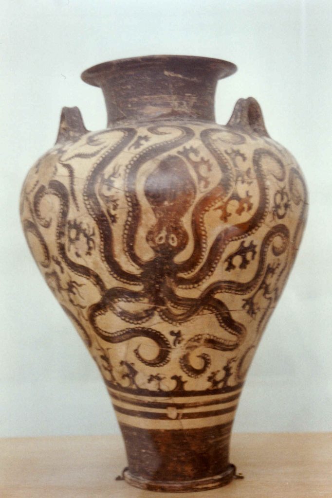 Cerámica minoica con motivos decorativos de un pulpo