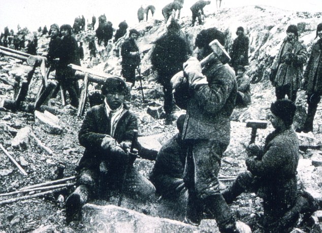 Foto histórica en la que se pueden ver a unos trabajadores trabajando en un gulaj soviético