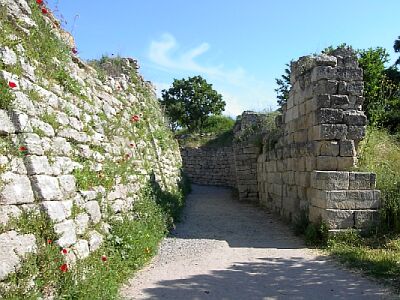 Imagen que muestra la situación contemporánea de los restos de la muralla de Troya, escenario de la guerra de troya