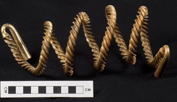 Objeto de joyería del oro de la Edad del Bronce hallado en Irlanda del norte