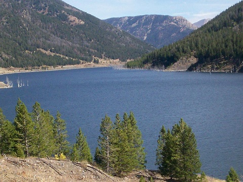 Vista general del Lago Quake, formado tras el terremoto del parque Yellowstone