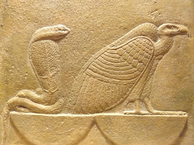 Representación del buitre y cobra, las divinidades egipcias