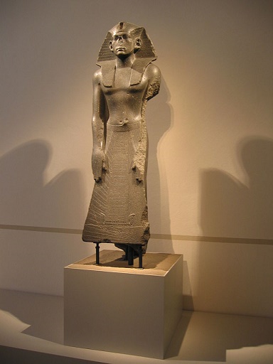 Estatua dedicada al rey Amenemhat III, actualmente en el Museo de Berlín