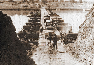 Foto histórica en que se ven fuerzas egipcias cruzando el Canal de Suez en el inicio de la guerra de Yom Kippur