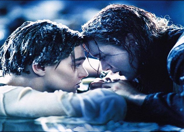 Fotograma de la película Titanic. En esa puerta de madera cabían los dos, y lo sabes jajaja