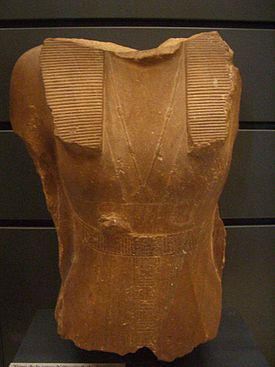 Fragmento de la estatua dedicada a la reina Sobekneferu, actualmente en el Museo del Louvre