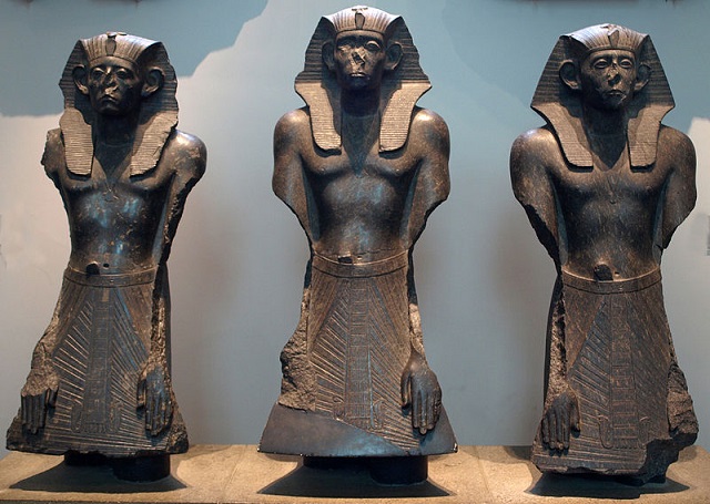 Fragmentos conservados de distintas estatuas del rey Senusret III