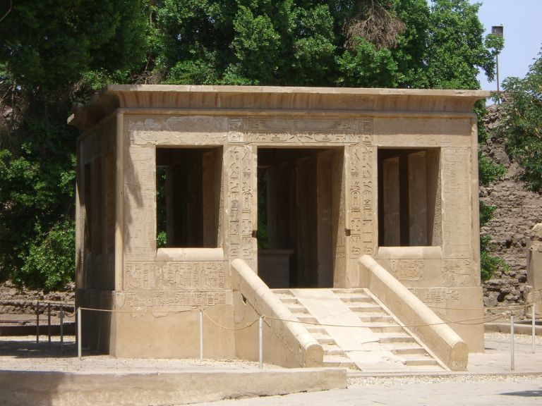 Imagen que muestra la capilla blanca creada por el rey Senusret I