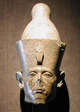 Restos de una estatua del rey Senusret III, de la que se conserva la cabeza