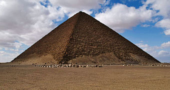 Vista general de la pirámide Roja, construida en tiempos del rey Esnefru