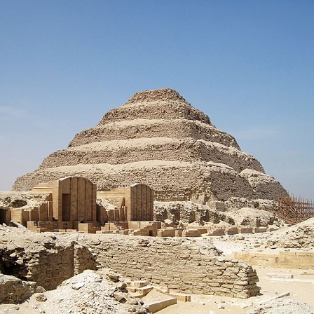 Vista general del complejo funerario del rey Netcherikhet, con la pirámide escalonada incluida