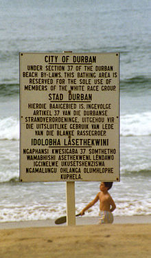 Año 1989, cartel en una playa indicando que solo pueden estar en ella los blancos