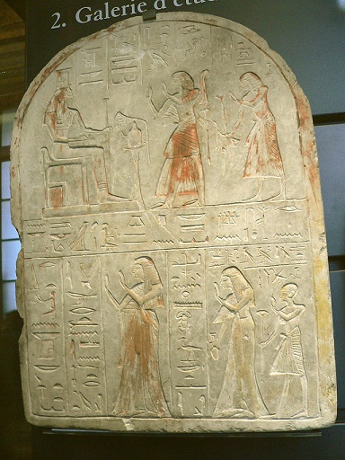 Estela donde se puede ver la iconografía de este rey kushita con estética egipcia. Se puede ver como lleva un arco y una maza.