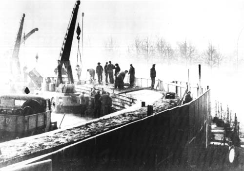 Foto histórica que muestra a trabajadores de la RDA construyendo el Muro de Berlín en noviembre de 1961