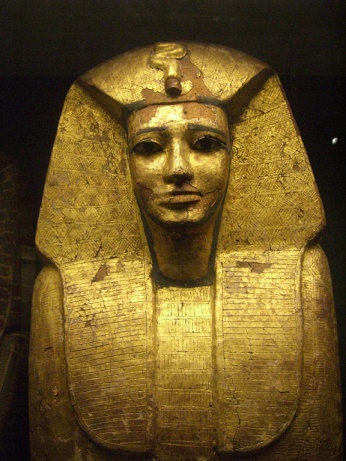 Sarcófago con forma humanoide de la dinastía XVII egipcia, ubicado actualmente en el Museo del Louvre