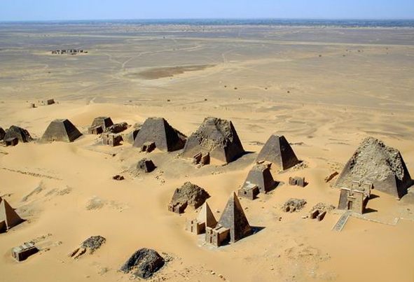 Vista desde el aire de los complejos funerarios y pirámides de Meroe, en Nubia