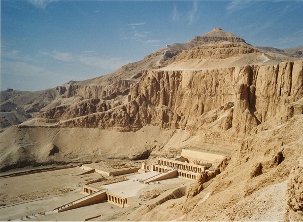 Vista desde el aire de todo el complejo de templos de Deir el Bahari