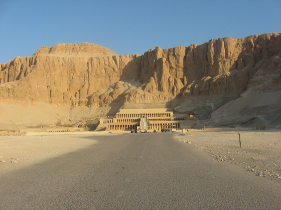 Para acabar esta entrada, os muestro una vista desde el suelo del templo de Hatshepsut