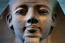 Detalle del rostro de una estatua dedicada a Ramsés II