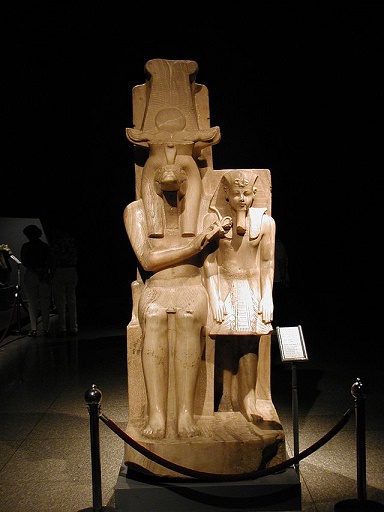 Estatua en la que se representa al rey Amenhotep III junto al dios Sobek