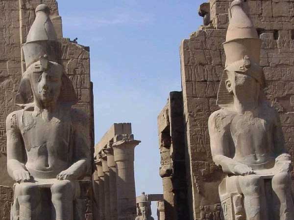 Estatuas colosales de Ramsés II a la entrada del templo de Amón en Luxor del que hablé anteriormente