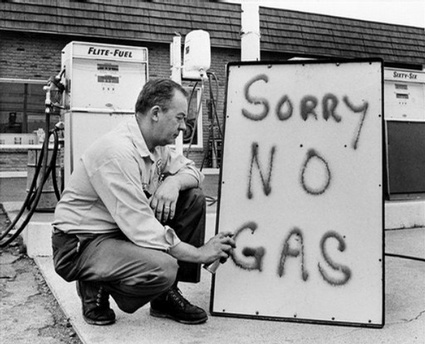Fotografía en el que se ve a un repostador de gasolina indicando que ésta se había agotado, en 1973