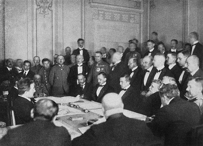 Fotografía histórica que muestra a delegados de las Potencias Centrales firmando el Tratado de Brest-Litovsk