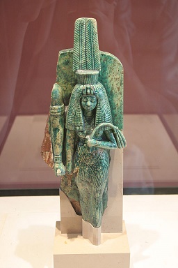 Fragmento de una pequeña escultura en el que se representaría a la reina Tiye junto a su esposo, Amenhotep III