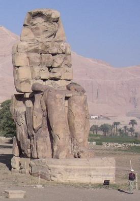 Imagen que muestra una de las dos estatuas colosales colocadas a la entrada del templo funerario de Amenhotep III