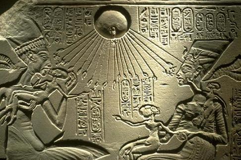 Relieve en el que se representa a Akhenaton, Nefertiti y sus hijos bendecidos por el dios Atón