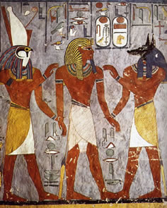 Representación en la que se ve al rey Ramsés I acompañado de los dioses Anubis y Horus