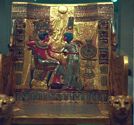 Respaldo del trono real de Tutankhamon en el que se ve a él y a Ankhesenpaamon
