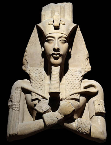 Una de estas minoritarias estatuas pre amárnicas de Amenhotep IV