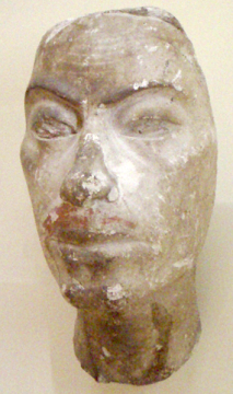 Una de las pocas representaciones escultóricas que aun se conservan sobre el rey Ay