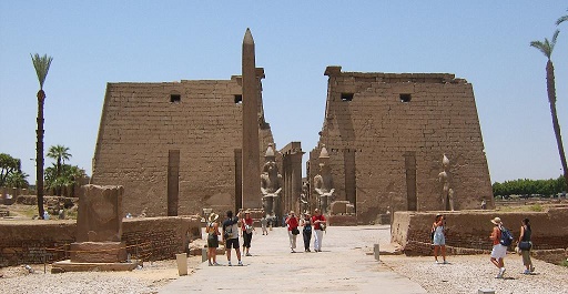 Vista exterior del templo de Luxor, construido en gran medida por Amenhotep III y Ramsés II