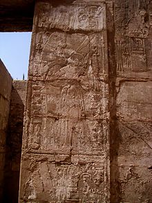 Escena en la que se representaría a Shepenwepet I, gran esposa de Amón