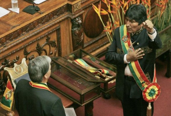 Evo Morales jurando su segundo mandato como presidente de Bolivia