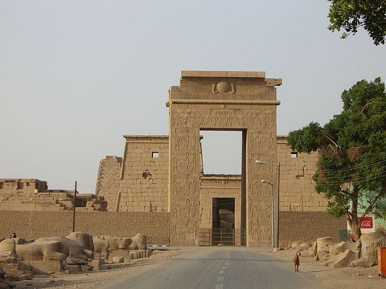 Fotografía que muestra la entrada al templo de Khonsu en Karnak