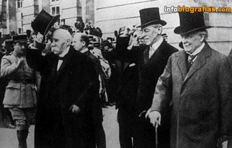 Georges Clemenceau, Woodrow Wilson y. David Lloyd George llegando a la Conferencia de París