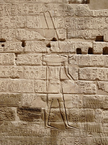 Imagen que muestra a Sheshonq acabando con sus enemigos, en un relieve del templo de Karnak