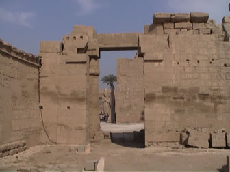 Imagen que muestra el Portal Bubastita en Karnak, de la XXII dinastía