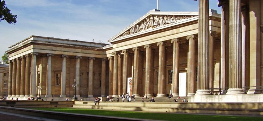 Imagen que muestra la fachada principal del Museo Británico de Londres