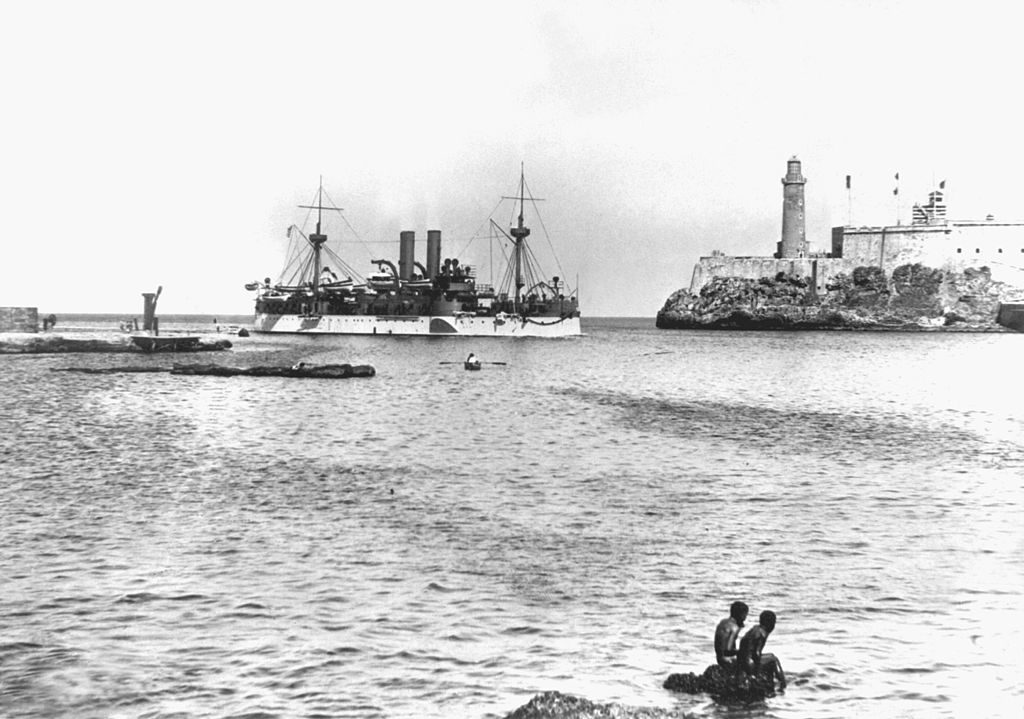 El acorazado Maine entrando al puerto de la Habana en 1898, tiempo antes de su explosión