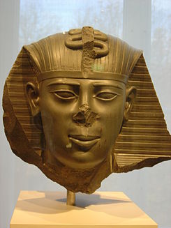 Estado actual de una estatua en la que se representaría a Ahmose II, penúltimo rey de la Dinastía XVI