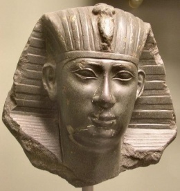 Estado actual de una estatua en la que se representaría a Necao II de Egipto